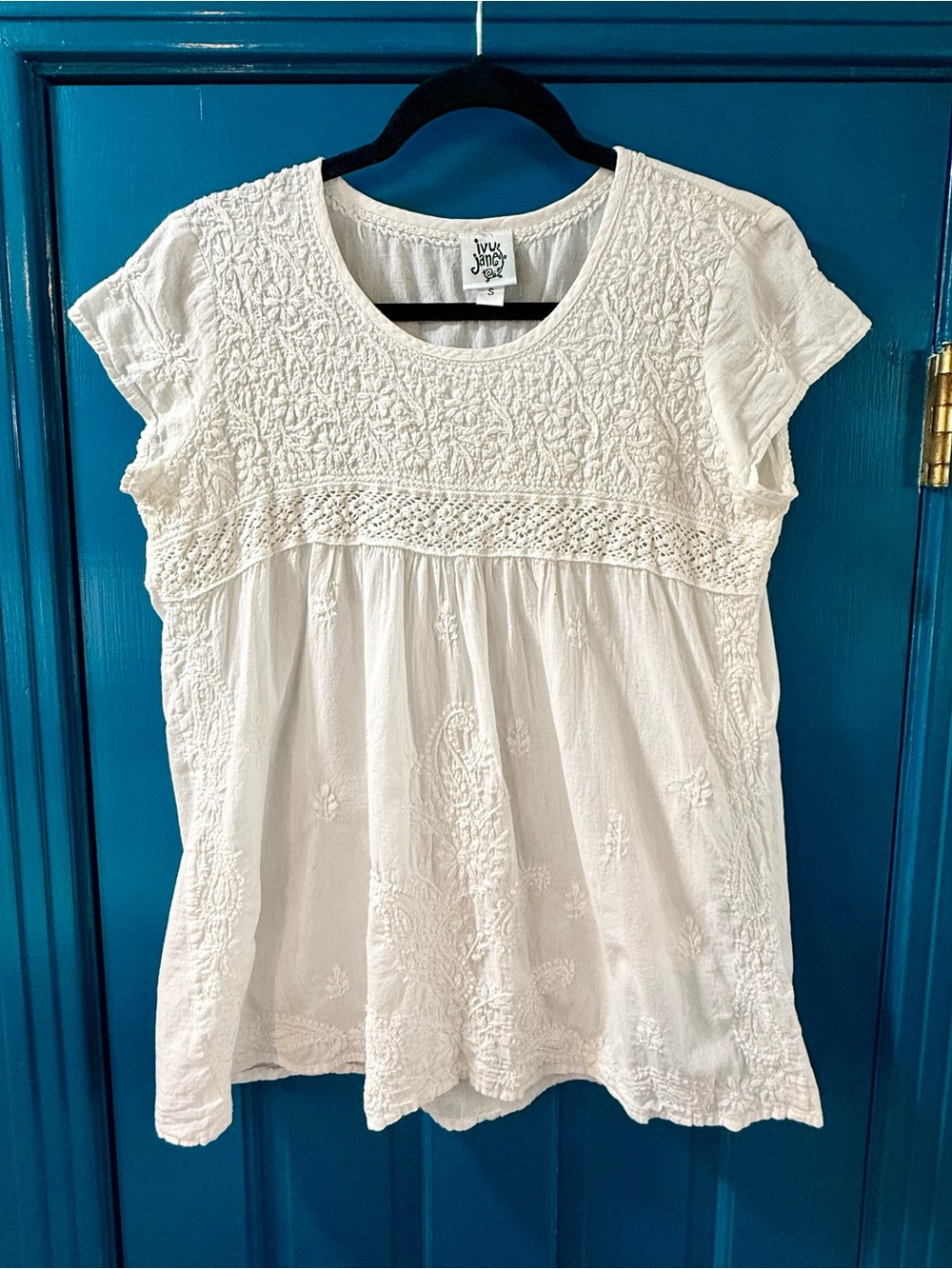 Ivy Jane White Embroidered Scoop-Neck Cap-Sleeve Blouse